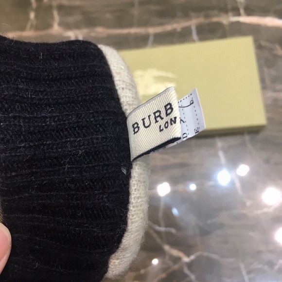 Burberry Women's Yellow Thermal Gloves - Picture 2 of 4